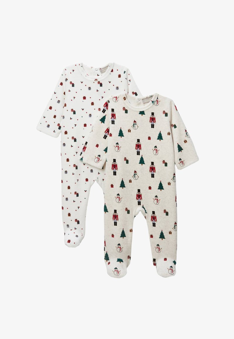 Deux pyjamas à manches longues : un blanc avec des cadeaux multicolores, l'autre beige avec des casse-noisettes, des bonhommes de neige et des sapins de Noël.