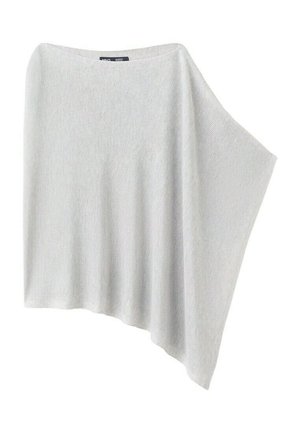 Poncho tricoté gris clair avec un col bateau et un ourlet asymétrique, posé sur un fond blanc.