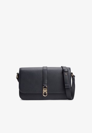 Czarna skórzana torebka na ramię z regulowanym paskiem i zapięciem na metalową sprzączkę w złotym kolorze na przednim klapie, prezentowana na białym tle.