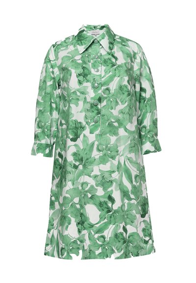 Weißes A-Linien-Kleid mit grünem Blumen-Aquarellmuster, durchgeknöpft, dreiviertel Ärmel und spitzer Kragen.