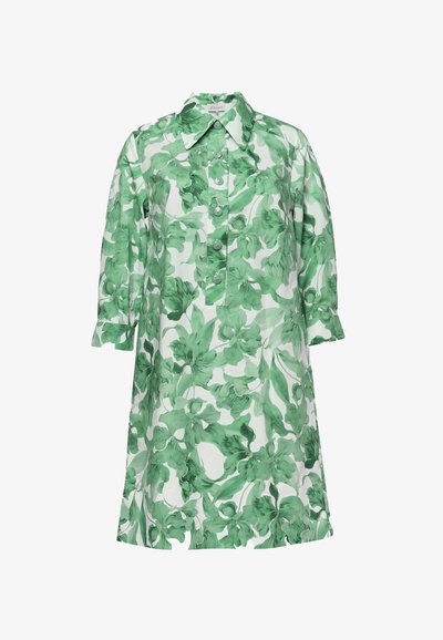 Weißes A-Linien-Kleid mit grünem Blumen-Aquarellmuster, durchgeknöpft, dreiviertel Ärmel und spitzer Kragen.