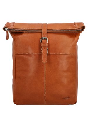 Sac à dos en cuir marron avec un rabat en haut, fermeture éclair en argent et bandoulière réglable. Présente un design minimaliste et une texture lisse.