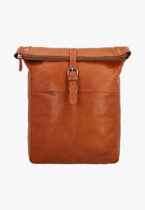 Hnědý kožený batoh s překlopným víkem, stříbrným zipem a nastavitelným popruhem. Má minimalistický design a hladký povrch.