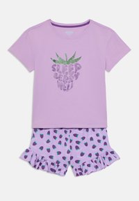 Ensemble de pyjama lilas comprenant une chemise à manches courtes avec un motif de raisin et du texte, accompagné de shorts à volants ornés de raisins et d'accents verts.