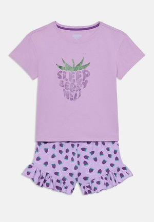 Ensemble de pyjama lilas comprenant une chemise à manches courtes avec un motif de raisin et du texte, accompagné de shorts à volants ornés de raisins et d'accents verts.