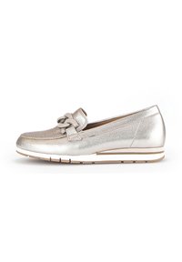 Metallic zilveren loafers met een gestructureerde afwerking, voorzien van een gedraaide bandaccent en een wit gestreepte zool. Strakke, low-profile uitstraling.