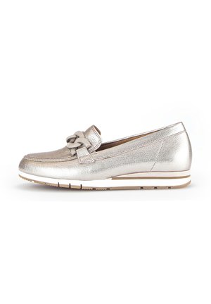 Metallic zilveren loafers met een gestructureerde afwerking, voorzien van een gedraaide bandaccent en een wit gestreepte zool. Strakke, low-profile uitstraling.