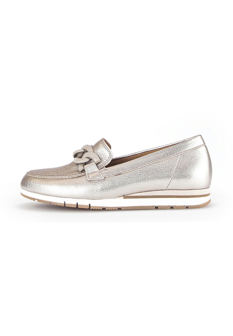 Metallic zilveren loafers met een gestructureerde afwerking, voorzien van een gedraaide bandaccent en een wit gestreepte zool. Strakke, low-profile uitstraling.