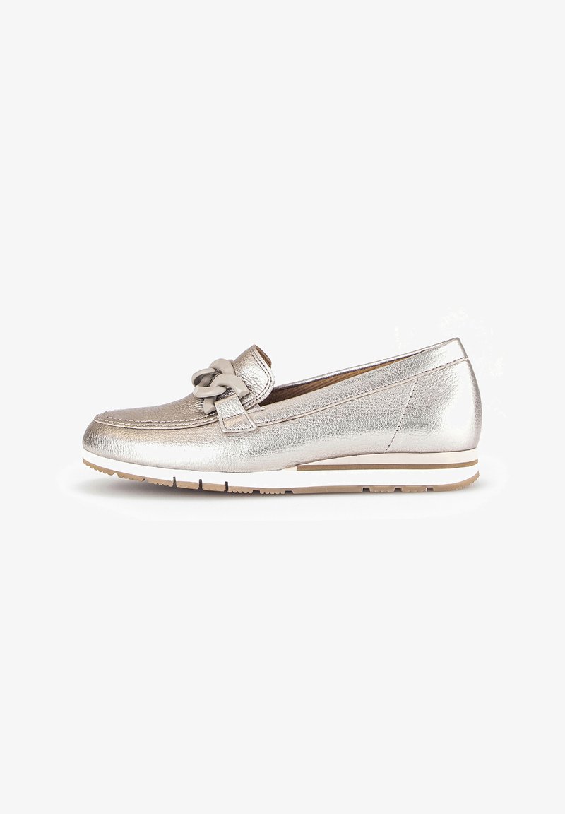 Metallic zilveren loafers met een gestructureerde afwerking, voorzien van een gedraaide bandaccent en een wit gestreepte zool. Strakke, low-profile uitstraling.