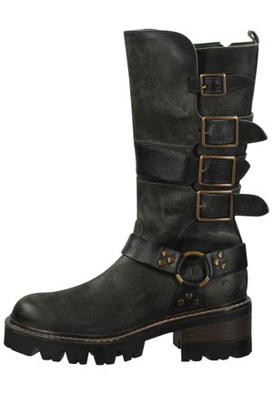 Botte en cuir noire montante avec trois boucles, un bout rond, une finition texturée, une semelle épaisse et des accents en métal sur la sangle.