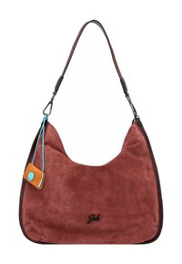 Wildlederhandtasche in dunklem Burgunderrot mit geschwungener Form. Verfügt über ein schwarzes Logo und einen orangefarbenen Schlüsselanhänger mit blauen Akzenten. Verzierungen an den Riemen.