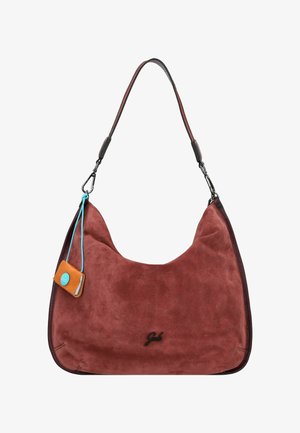 Sac en daim de couleur bordeaux foncé avec une forme arrondie. Présente un logo noir et un porte-clés orange avec une touche de bleu. Détails sur les bandoulières.