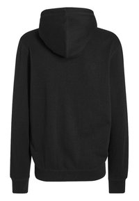 Zwarte hoodie gemaakt van zachte stof. Heeft een eenvoudig ontwerp met een kangoeroezak en geribbelde boorden en zoom.