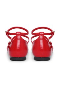 Rote Lackleder-Ballerinas mit verstellbaren Knöchelriemen, runder Zehenpartie und kleiner schwarzer Sohle; verfügt über eine dekorative Schleifen-Akzent an der Seite.