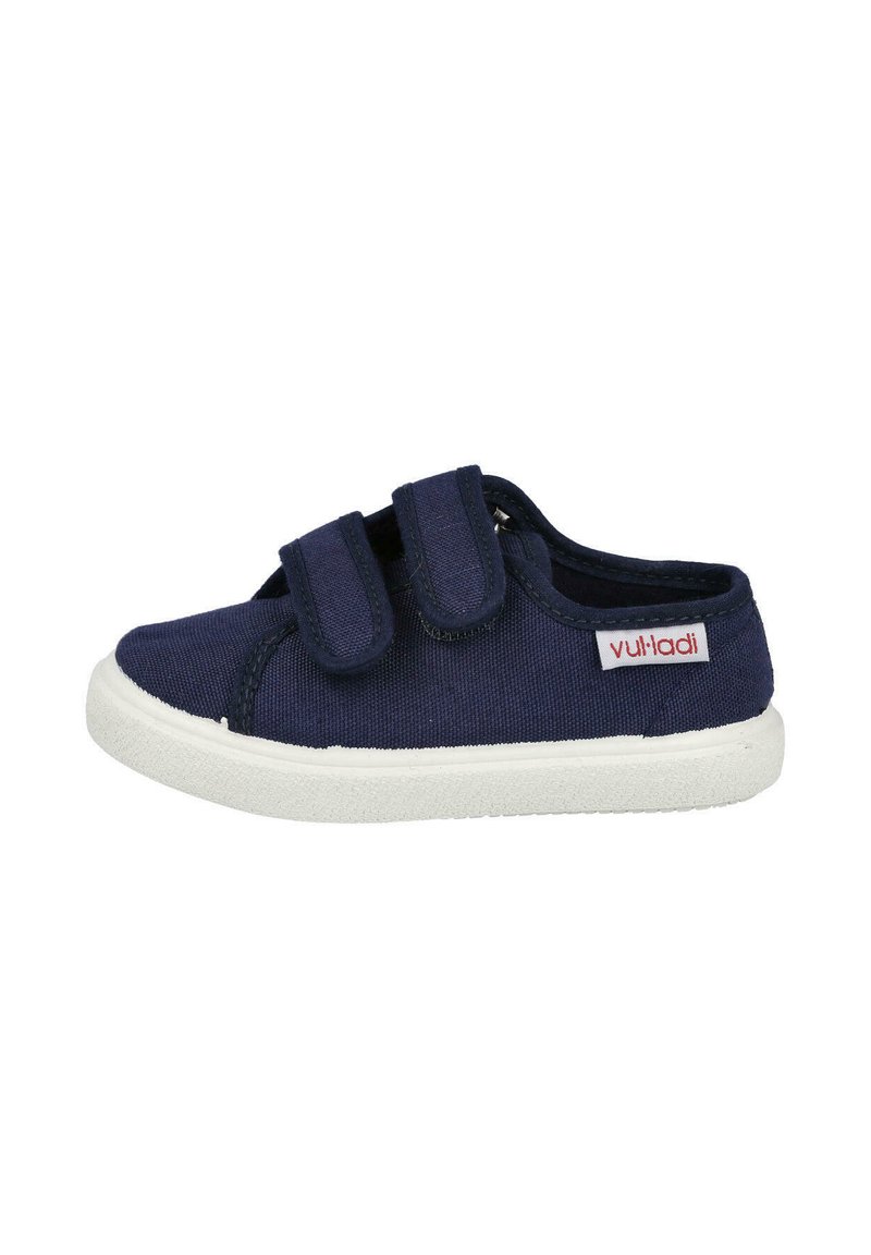Zapatillas de lona azul marino con suelas de goma blanca, que cuentan con dos correas ajustables de velcro, puntera redonda y una etiqueta de logo rojo en el lado.