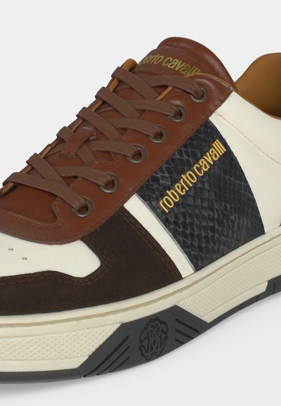 Καφέ, λευκό και μαύρο sneaker με υφή, καφέ κορδόνια και χρυσό λογότυπο Roberto Cavalli στο πλάι και στη γλώσσα.