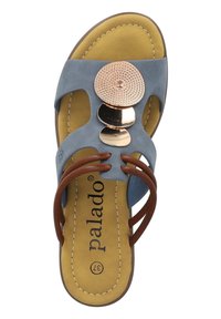 Sandalo blu in suede con cinturini in pelle marrone e un accento metallico circolare. Soletta gialla imbottita, dettagli cuciti lungo i bordi.