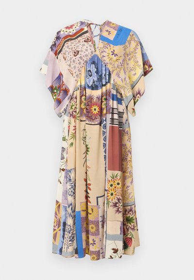 Longue robe patchwork avec des motifs floraux et géométriques mélangés dans des couleurs pastel, avec des manches courtes larges et un col à nouer dans le dos.