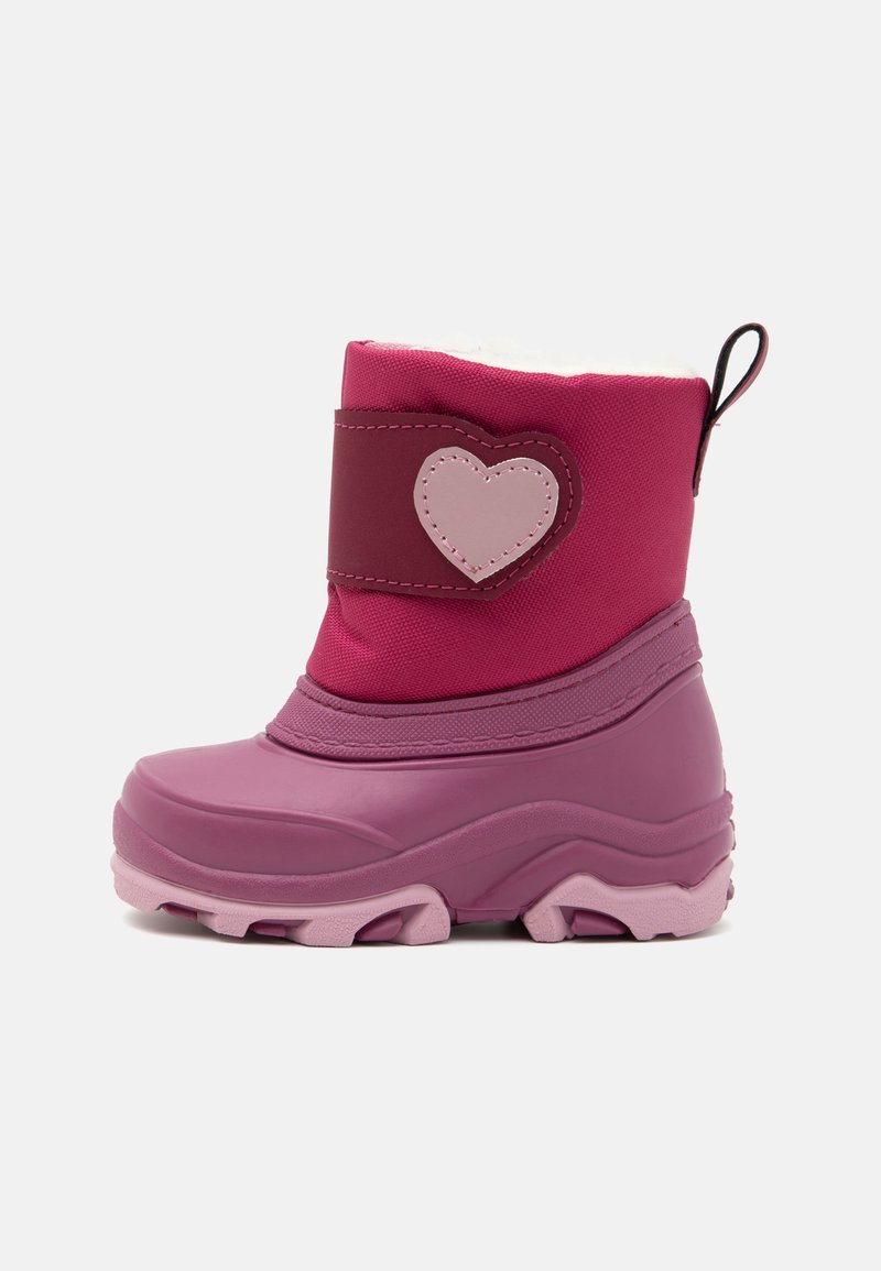 Botte rose imperméable avec une semelle en caoutchouc texturé, doublure en polaire douce et un accent en forme de cœur sur le côté. Design hauteur mi-mollet.