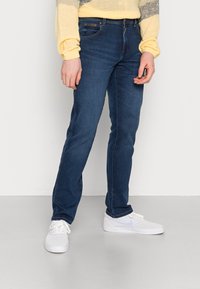 Wrangler TEXAS  - Calças de ganga de perna direita - blue silk