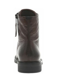 Botte en cuir marron avec une texture lisse, fermeture éclair latérale et semelle en caoutchouc noir plat. Présente un bout légèrement arrondi et un talon empilé.