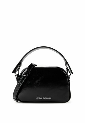 Sac à main noir Armani Exchange avec poignée supérieure incurvée et bandoulière ajustable sur fond blanc.