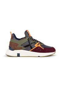 Zapatilla multicolor que combina una mezcla de materiales: ante verde oliva, burdeos y azul marino. Suela ligera con acentos naranjas y paneles de malla.