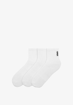 Hvide bomuldsokker, ankellængde, med ribbet tekstur og sort logo-detalje. Designet til komfort og holdbarhed. Pakke med tre par.