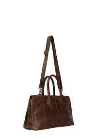 Borsa a mano in pelle marrone con finitura testurizzata, doppi manici e tracolla lunga regolabile. Presenta hardware dorato e dettagli laterali.