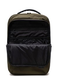Sac à dos vert olive avec une poche frontale zippée, des compartiments intérieurs noirs et un tissu texturé. Il dispose d'une poignée supérieure solide.