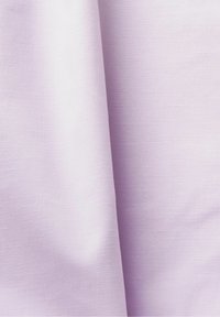 Tissu violet clair avec une texture lisse, tissée et des plis doux créant des ombres et des reflets subtils.