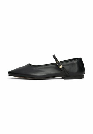 Scarpa Mary Jane piatta in pelle nera con punta affusolata e cinturino sottile regolabile con fibbia dorata, mostrata in profilo laterale su sfondo bianco.