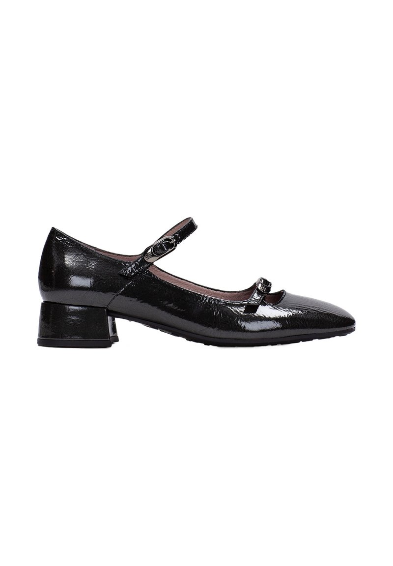 Zapato Mary Jane de charol negro con puntera redondeada, pequeño tacón cuadrado y una tira en el empeine con una hebilla decorativa.