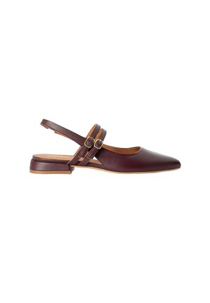 Chaussures slingback en cuir bordeaux avec un bout pointu et deux sangles réglables. Semelle plate avec des accents marron clair et une texture lisse.