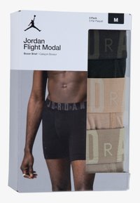 Opakowanie trzech par bokserek: czarne, beżowe i oliwkowe. Mają elastyczne pasy z logo „JORDAN”. Wykonane z tkaniny modalnej.