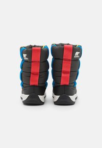 Czarne ocieplane buty z niebieskimi akcentami, z wyraźnym czerwonym uchwytem, teksturowanym materiałem oraz białą i czarną podeszwą.