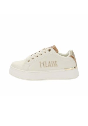 Witte platformsneaker met veterluiting aan de voorkant, beige accenten, metalen rand bij de hiel en "1ª CLASSE" logo aan de zijkant.