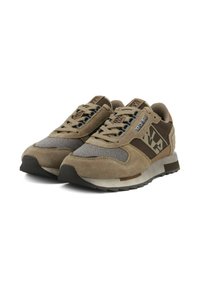 Bruine suède en mesh sneakers met een textuur bovenkant, vetersluiting, rubberen zool en contrasterende donkere accenten en patronen.