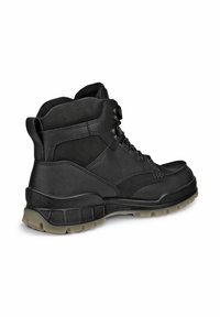 Czarne buty trekkingowe z syntetyczną cholewką, sznurowanym zamkiem, wyściółką przy kostce oraz teksturowaną podeszwą z ciężkim bieżnikiem.