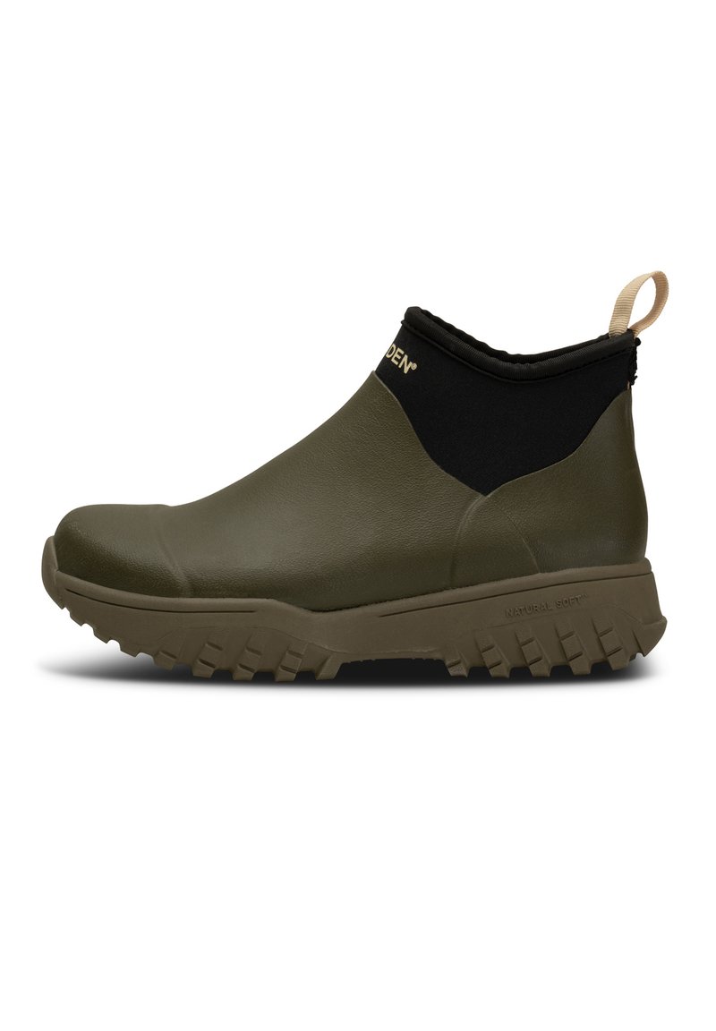 Bottes chelsea vert olive avec un matériau en caoutchouc lisse, tige en néoprène noir, semelle texturée et une languette pour un enfilage facile.