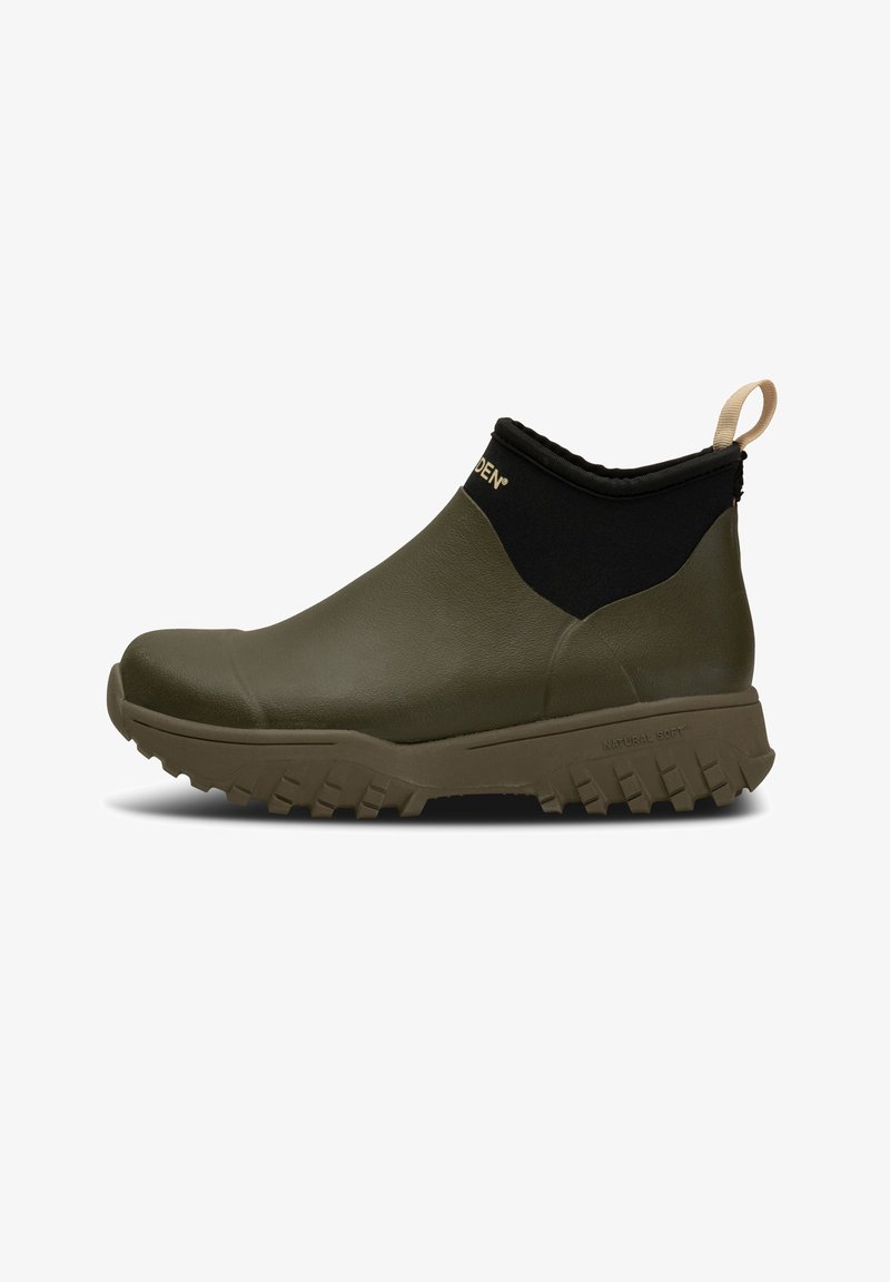 Bottes chelsea vert olive avec un matériau en caoutchouc lisse, tige en néoprène noir, semelle texturée et une languette pour un enfilage facile.