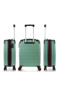 Maleta rígida en verde menta con acentos negros y cremallera roja. Cuenta con asa telescópica y cuatro ruedas para una fácil movilidad.