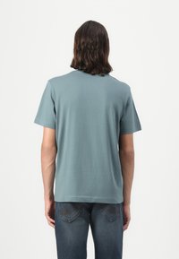 TOM TAILOR BASIC CREW NECK - T-shirts basic - deep bluish green