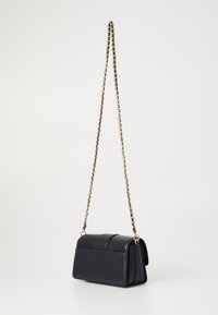 Borsa a tracolla nera in pelle con un design strutturato, caratterizzata da una tracolla a catena e chiusura a patta. Texture liscia, accenti minimali e forma rettangolare.