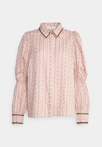 Blouse à manches bouffantes en tissu rose clair avec motif texturé, dotée d'un col à revers et de finitions marron aux poignets.