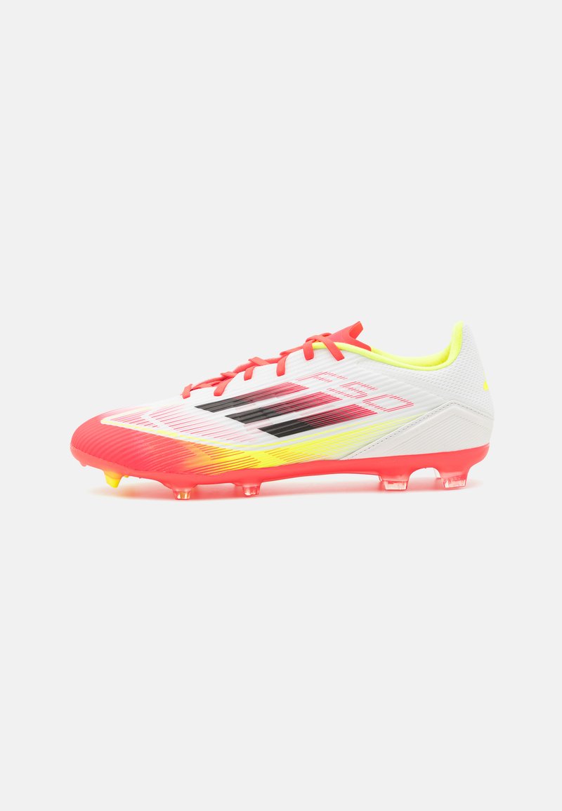 Scarpa da football bianca con accenti rossi e gialli, caratterizzata da una superficie testurizzata, strisce audaci e tacchetti trasparenti per una migliore aderenza.
