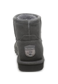Graue Wildleder-Ankle Boots mit einem weichen Innenfutter und Logodetail auf der Rückseite. Verfügt über eine runde Zehenpartie und eine flache Gummisohle für besseren Halt.