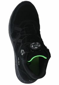 Zapatilla deportiva negra con parte superior de ante, cordones texturizados y disco BOA para el cierre. Presenta un forro verde y una suela moteada.