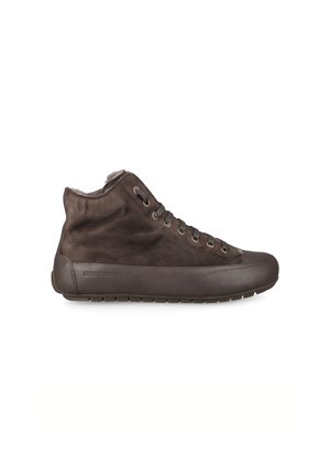 Brauner High-Top-Sneaker aus Wildleder- und Leder-Materialien, mit Schnürung vorne und Gummisohle, von der Außenseite auf weißem Hintergrund gezeigt.