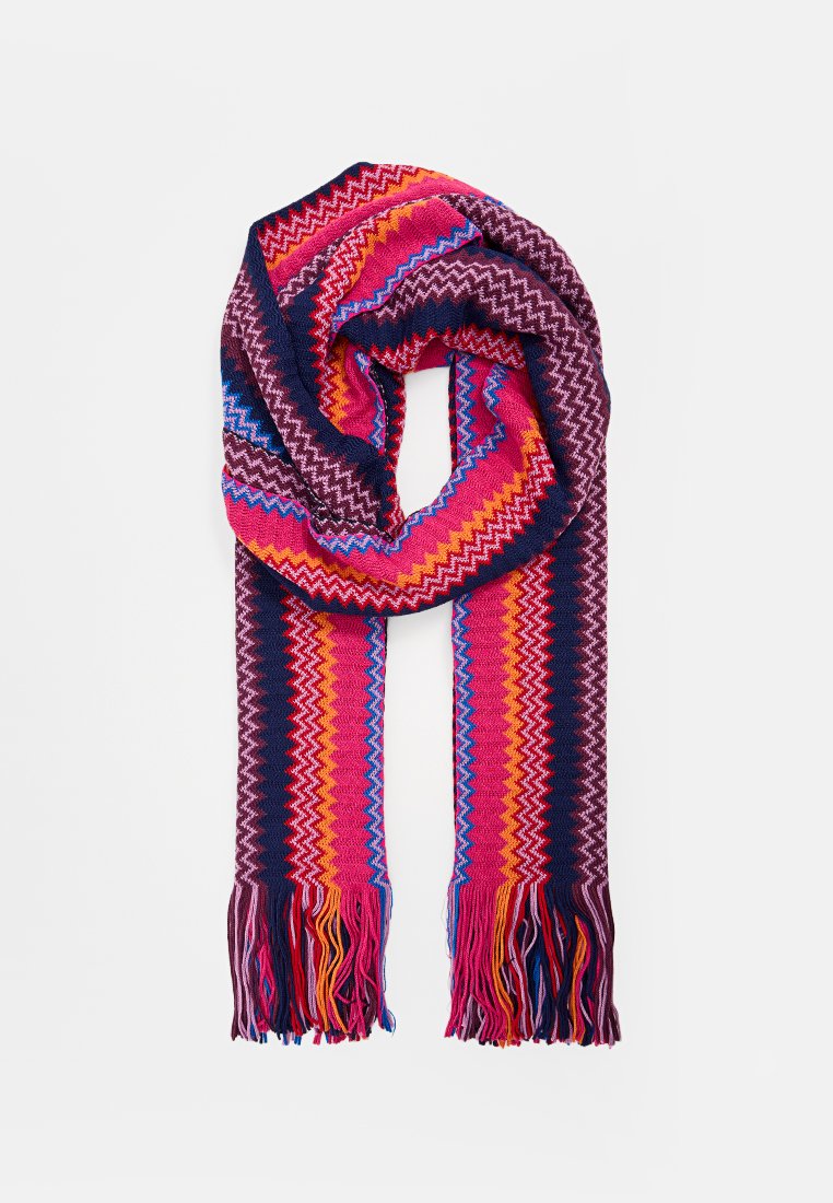 Gewebter Schal mit einem Zickzackmuster in lebendigen Farben: Pink, Rot, Marineblau und Lila. Verfügt über fransige Enden für zusätzliche Textur.